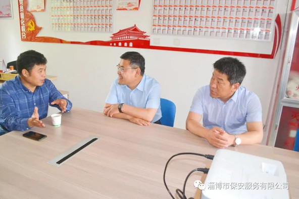聽(tīng)取社區(qū)工作人員對(duì)社區(qū)基本情況和群眾反映的意見(jiàn)、需求的介紹.jpg
